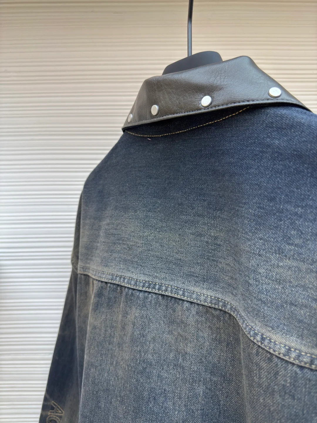 Acne Studios embroidered denim jacket ●Authentic product: Purchased and developed for 8500 ●Item No.: 1680047-B80 ●Material: densely woven cotton denim fabric ●Technology: embroidery production ●Version: Fitted version ●Weight: about 1020 ●Size: S-M-L-XL ●Description: Customized densely woven cotton denim material with excellent texture and comfortable skin fit. Use gradient fried blue as the base tone, natural and layered It is the ultimate display of retro aesthetics. The collar leather has been sublimated, and studs are inlaid at random around the collar. It has received a new interpretation. Acne Studios' light or dark stitches are jumping and intertwined on the sleeves. It is a miniature presentation of the brand spirit. It breaks the monotony and rigidity of traditional denim jackets. It interprets with a unique design and has become the new favorite of retro fashion. It uses imported machine embroidery technology and uses advanced computer control systems and precision mechanical components. AcneStudios embroidery operations have high precision. The lines are smooth and delicate. Multiple sand-rubbers are used to rub the specific parts with a high-pressure spray gun to achieve a local gradient effect. Then, a unique texture pattern is created through frosting technology. The workmanship is extremely complex, time-consuming and labor-intensive. The overall wiring is straight and delicate, the fabric is comfortable and soft, and the color is consistent without color difference. It can be matched with the same style to create a fashionable look and control various occasions. Customized accessories, complete with three standards, same style for men and women!